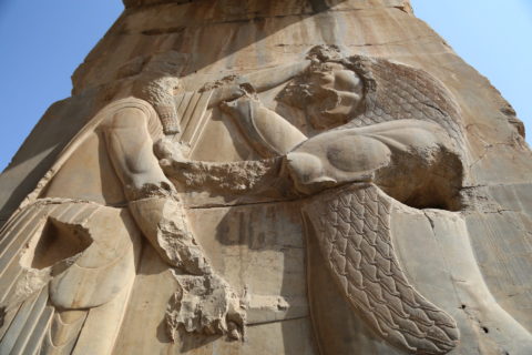 王様がライオンを剣で一刺しにしている彫刻　