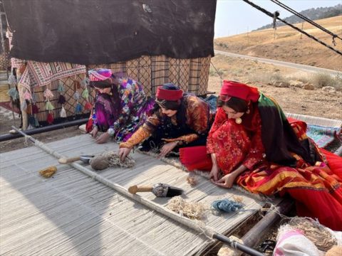 カシュガイ族遊牧民の女性がギャッベを織っている