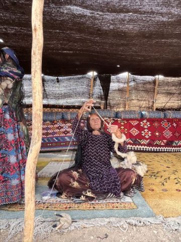 ゾランヴァリギャッベの糸を紡ぐカシュガイ族遊牧民の女性