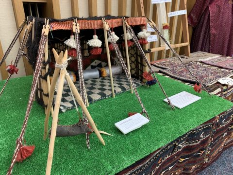 ギャッベを織る遊牧民のテントの模型
